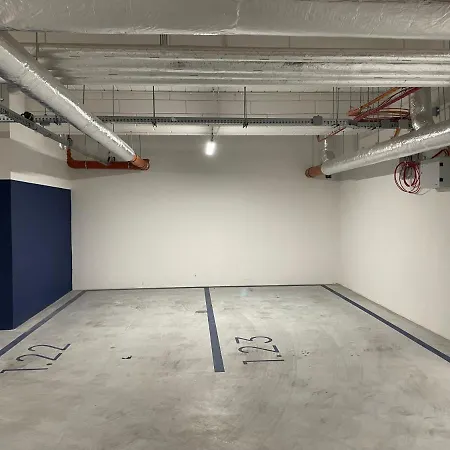 #1 Olive Center Free Garage * קרקוב